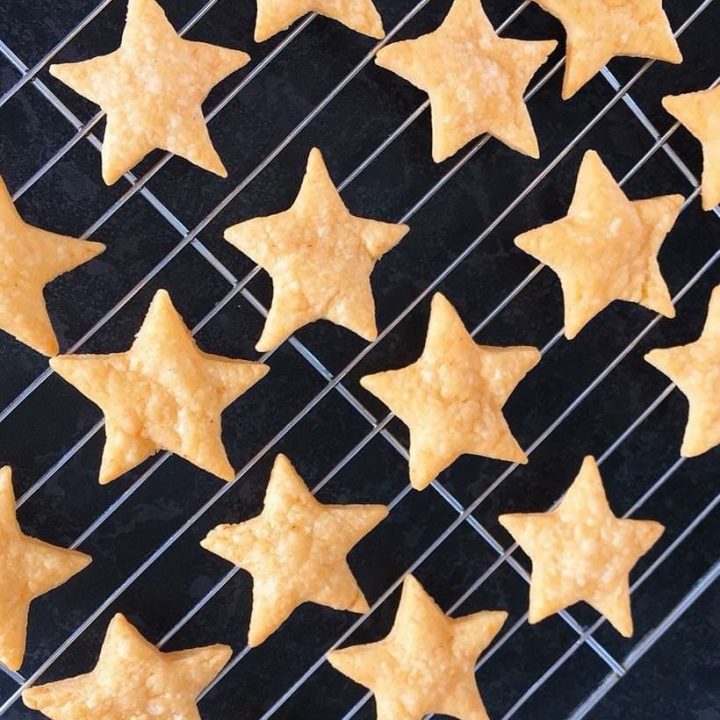 A row of cheese stars (biscuits) on a wire rack