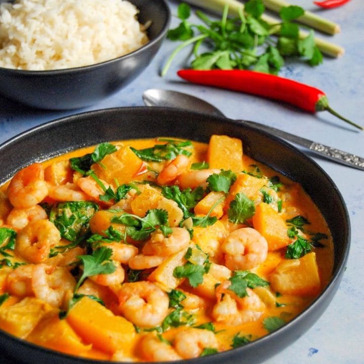 Quick red Thai prawn and spinach curry