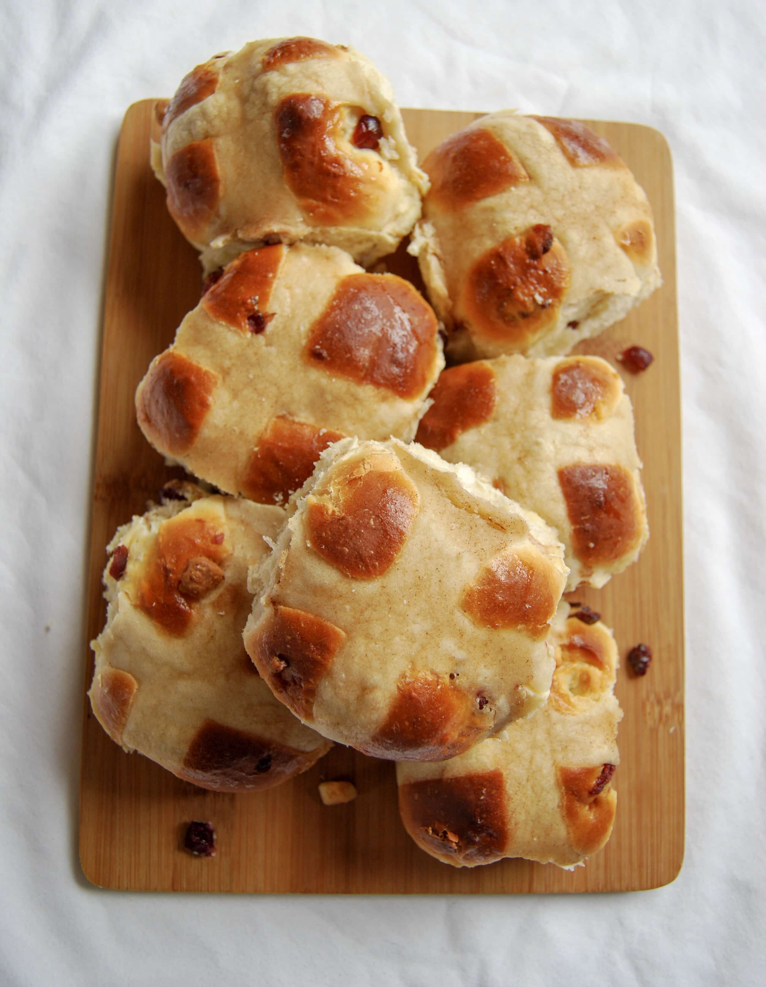  Seven hot cross buns on a wooden board