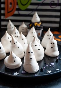 A black plate of Meringue Ghosts