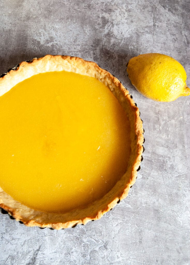 a round pie crust filled with lemon curd 
