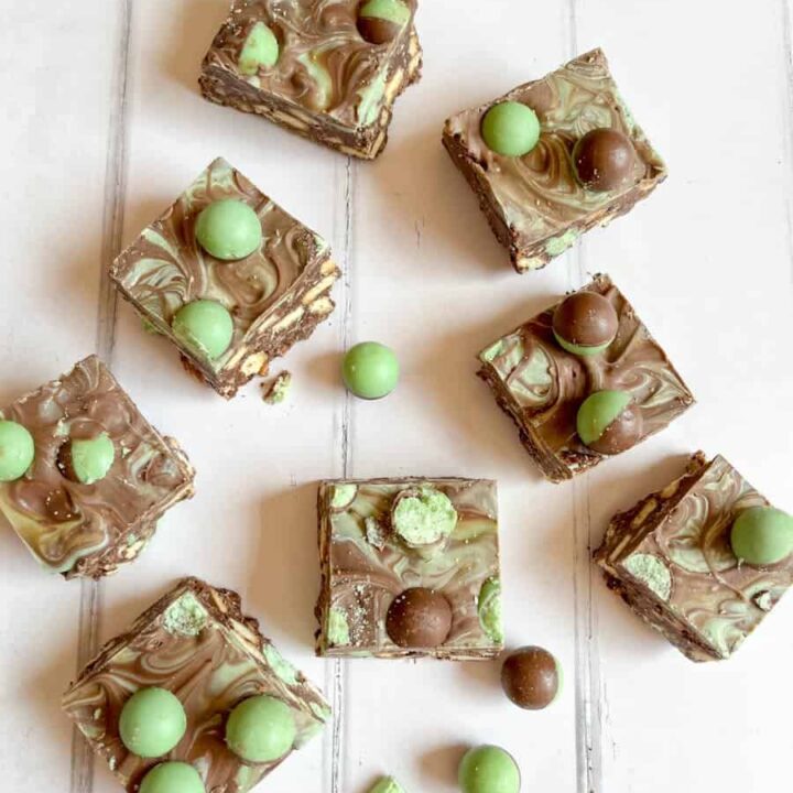 eight squares of mint traybake with chocolate and crushed biscuits topped with mint Aero bubbles.